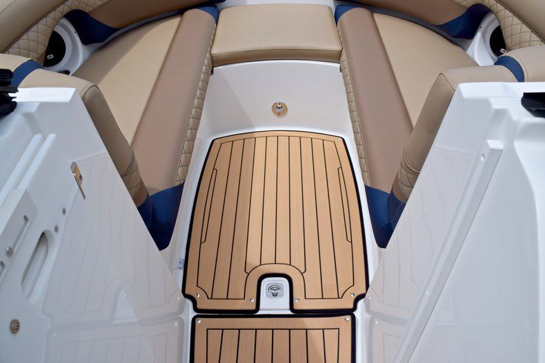 Thumbnail 46 for New 2019 Hurricane SunDeck SD 2690 OB boat for sale in West Palm Beach, FL