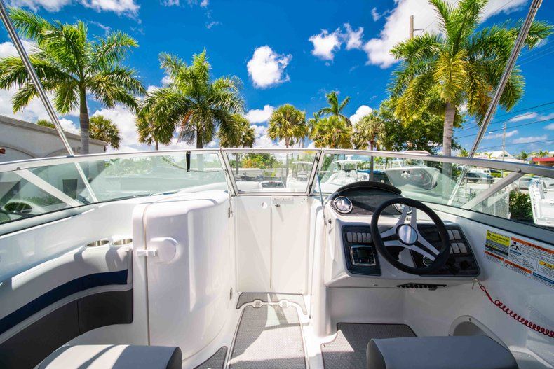 Thumbnail 15 for New 2019 Hurricane SunDeck SD 2400 OB boat for sale in West Palm Beach, FL