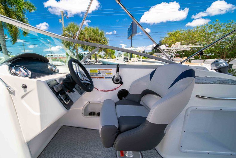 Thumbnail 20 for New 2019 Hurricane SunDeck SD 2400 OB boat for sale in West Palm Beach, FL