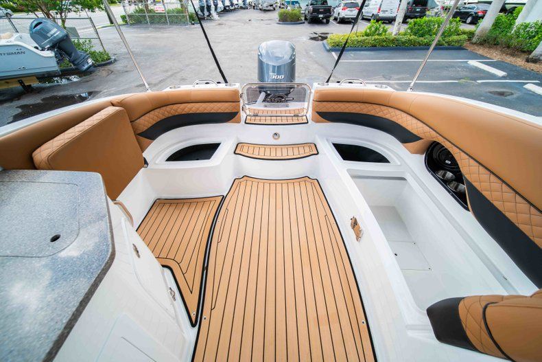 Thumbnail 12 for New 2019 Hurricane SunDeck SD 2690 OB boat for sale in West Palm Beach, FL