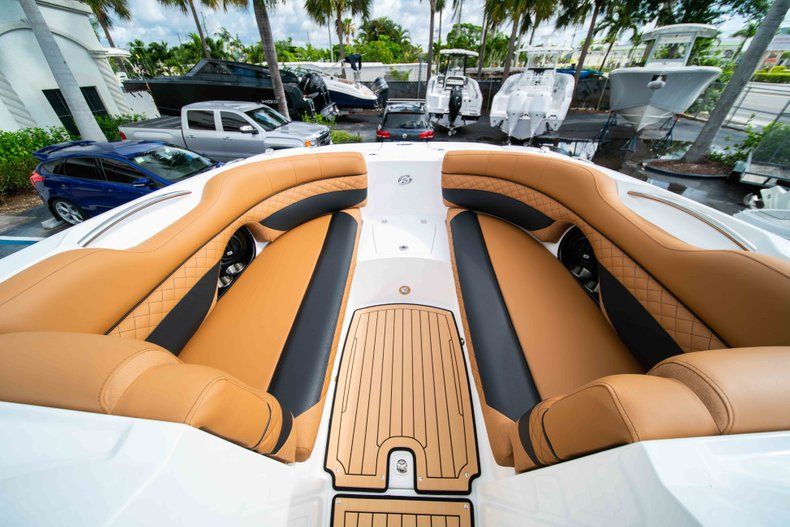 Thumbnail 28 for New 2019 Hurricane SunDeck SD 2690 OB boat for sale in West Palm Beach, FL