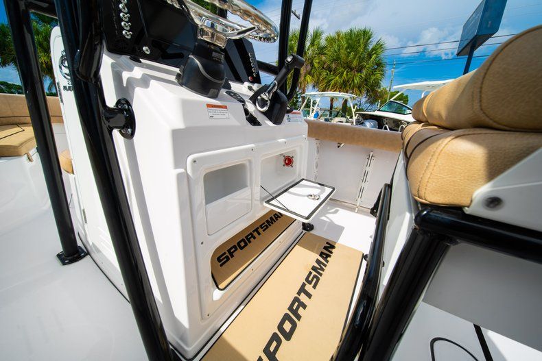 Thumbnail 32 for New 2019 Sportsman Open 232 Center Console boat for sale in Miami, FL