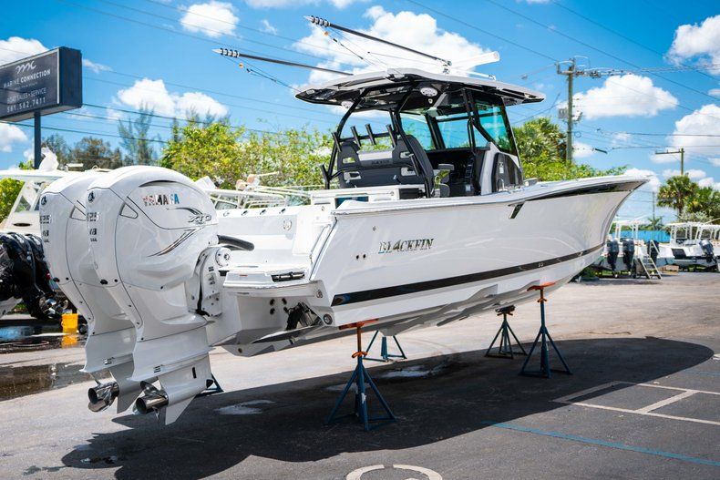 Thumbnail 3 for New 2019 Blackfin 332CC Center Console boat for sale in West Palm Beach, FL