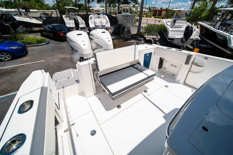 Thumbnail 18 for New 2019 Blackfin 332CC Center Console boat for sale in West Palm Beach, FL