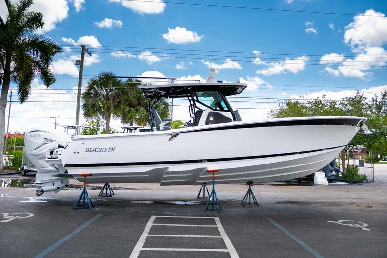 Thumbnail 4 for New 2019 Blackfin 332CC Center Console boat for sale in West Palm Beach, FL