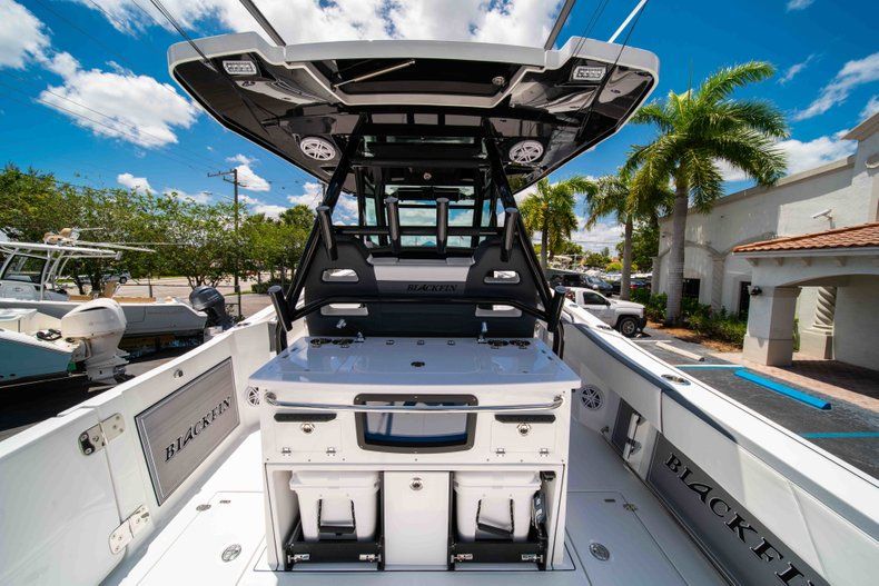 Thumbnail 10 for New 2019 Blackfin 332CC Center Console boat for sale in West Palm Beach, FL