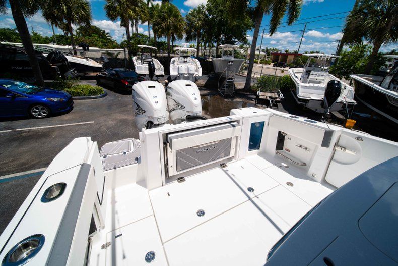 Thumbnail 17 for New 2019 Blackfin 332CC Center Console boat for sale in West Palm Beach, FL