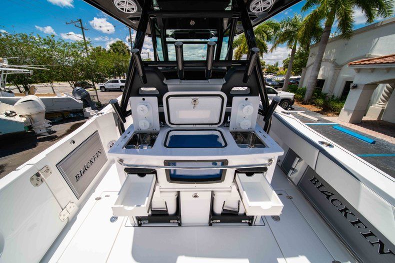 Thumbnail 12 for New 2019 Blackfin 332CC Center Console boat for sale in West Palm Beach, FL