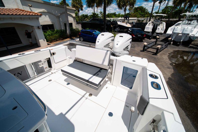 Thumbnail 16 for New 2019 Blackfin 332CC Center Console boat for sale in West Palm Beach, FL