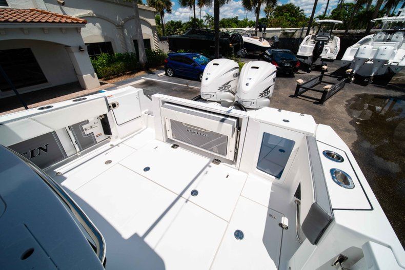 Thumbnail 15 for New 2019 Blackfin 332CC Center Console boat for sale in West Palm Beach, FL