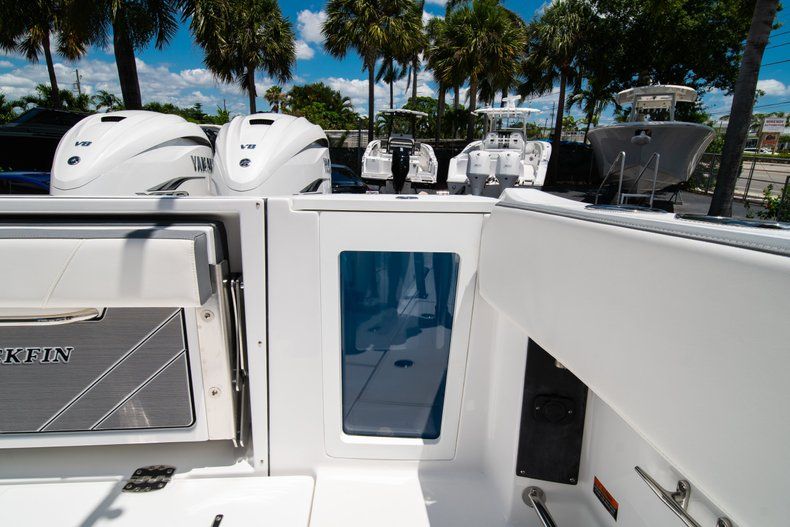 Thumbnail 21 for New 2019 Blackfin 332CC Center Console boat for sale in West Palm Beach, FL