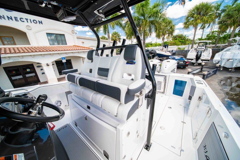 Thumbnail 32 for New 2019 Blackfin 332CC Center Console boat for sale in West Palm Beach, FL