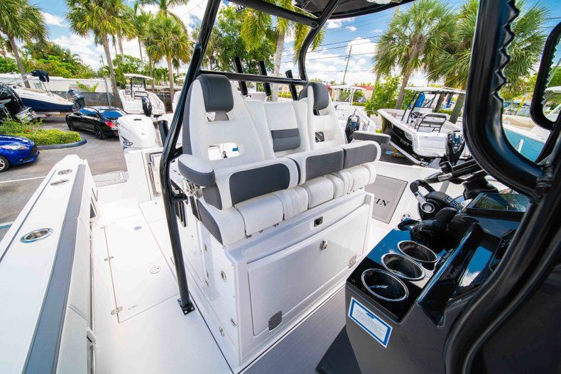 Thumbnail 30 for New 2019 Blackfin 332CC Center Console boat for sale in West Palm Beach, FL