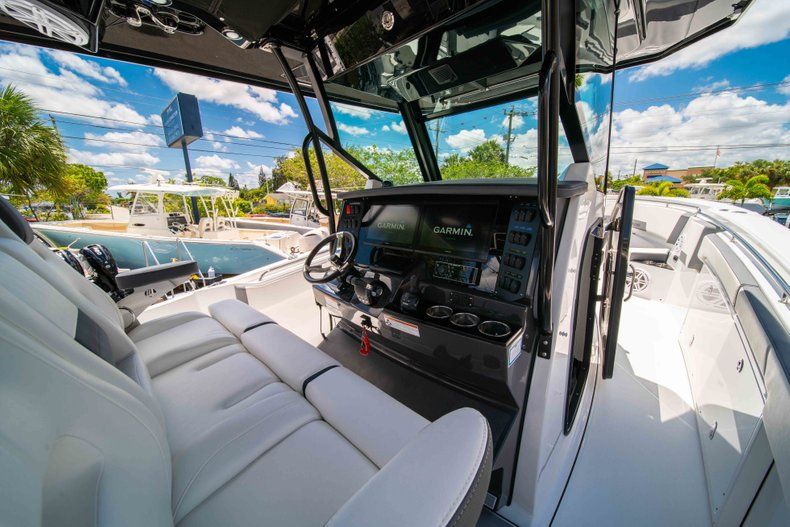 Thumbnail 28 for New 2019 Blackfin 332CC Center Console boat for sale in West Palm Beach, FL