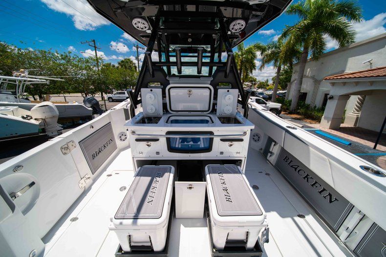 Thumbnail 13 for New 2019 Blackfin 332CC Center Console boat for sale in West Palm Beach, FL