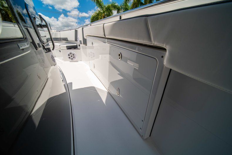 Thumbnail 36 for New 2019 Blackfin 332CC Center Console boat for sale in West Palm Beach, FL