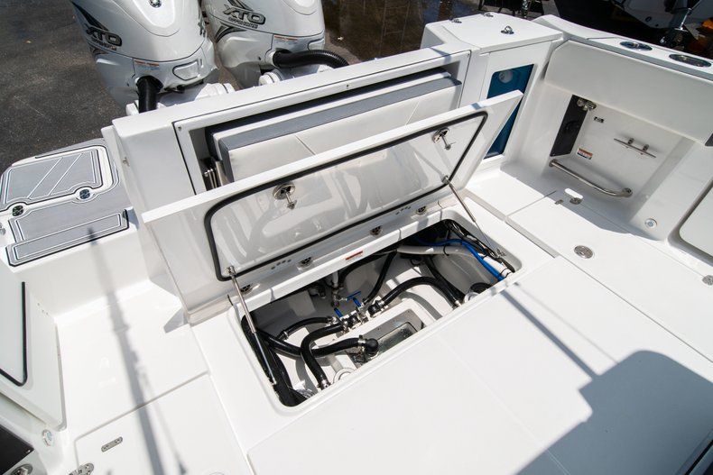 Thumbnail 20 for New 2019 Blackfin 332CC Center Console boat for sale in West Palm Beach, FL