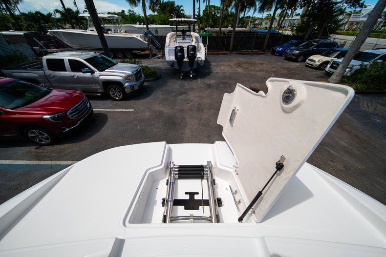 Thumbnail 37 for New 2019 Hurricane SunDeck SD 2690 OB boat for sale in West Palm Beach, FL