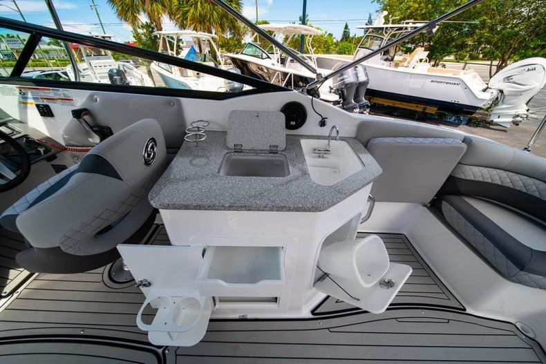 Thumbnail 11 for New 2019 Hurricane SunDeck SD 2690 OB boat for sale in West Palm Beach, FL
