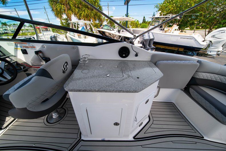 Thumbnail 10 for New 2019 Hurricane SunDeck SD 2690 OB boat for sale in West Palm Beach, FL