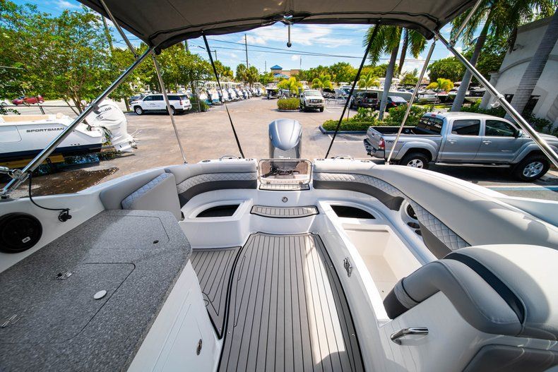 Thumbnail 13 for New 2019 Hurricane SunDeck SD 2690 OB boat for sale in West Palm Beach, FL