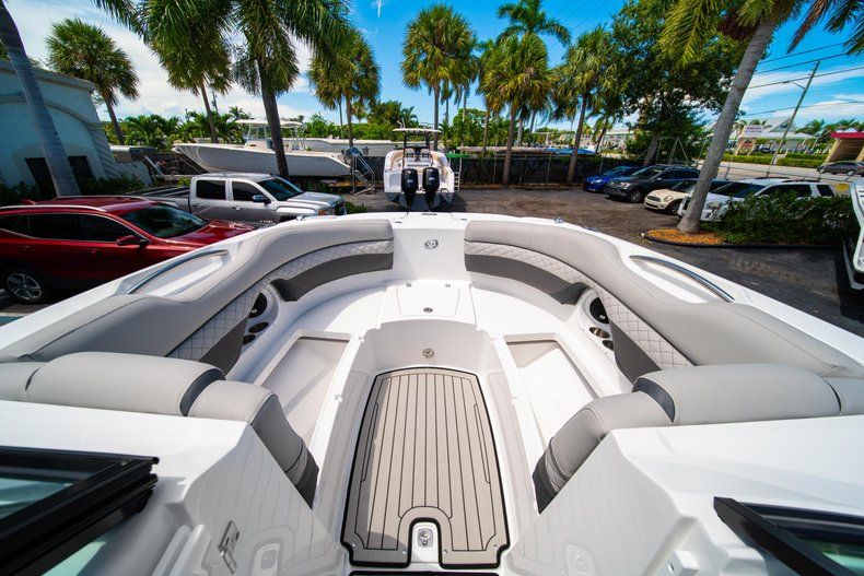 Thumbnail 31 for New 2019 Hurricane SunDeck SD 2690 OB boat for sale in West Palm Beach, FL