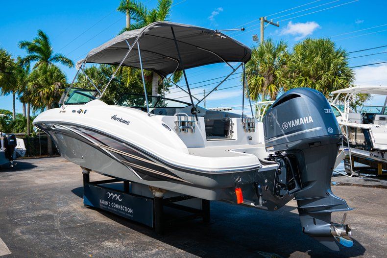Thumbnail 5 for New 2019 Hurricane SunDeck SD 2690 OB boat for sale in West Palm Beach, FL