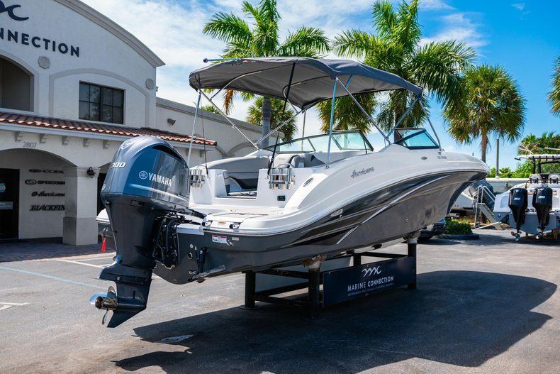 Thumbnail 7 for New 2019 Hurricane SunDeck SD 2690 OB boat for sale in West Palm Beach, FL