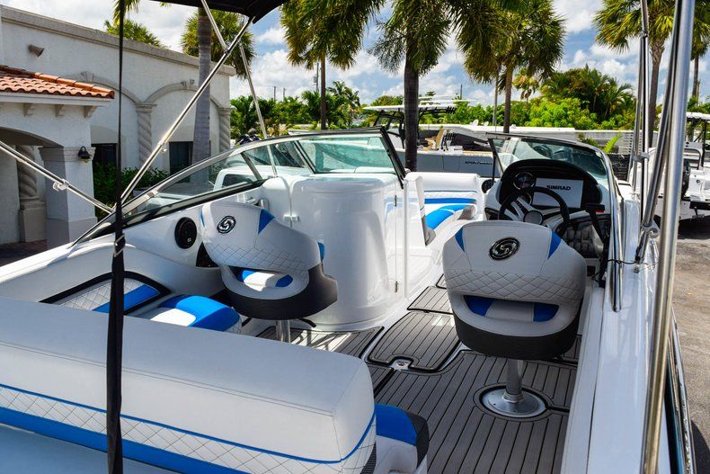 Thumbnail 15 for New 2019 Hurricane SunDeck SD 2410 OB boat for sale in West Palm Beach, FL