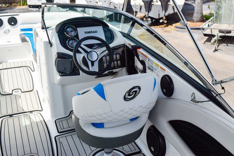 Thumbnail 18 for New 2019 Hurricane SunDeck SD 2410 OB boat for sale in West Palm Beach, FL