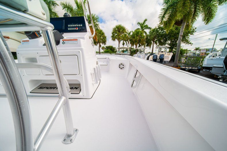 Thumbnail 15 for New 2020 Sportsman Masters 207 Bay Boat boat for sale in Vero Beach, FL