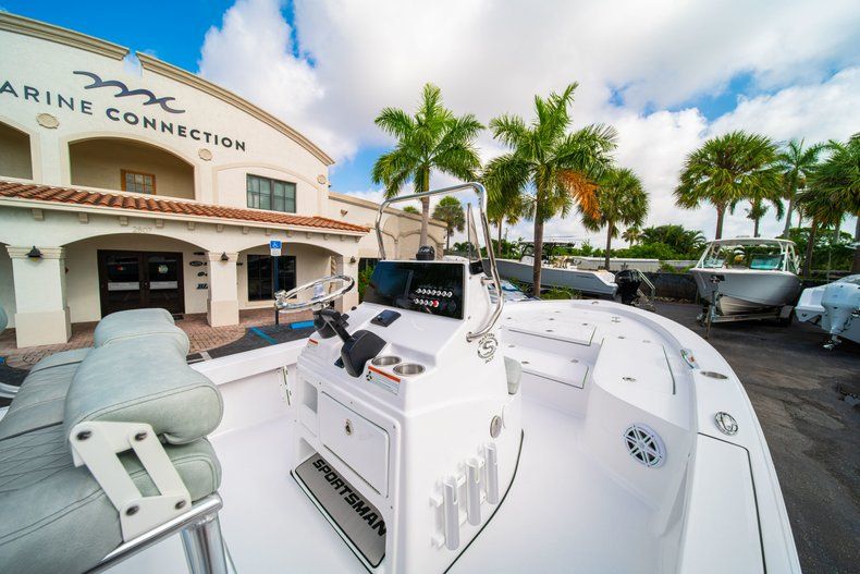 Thumbnail 17 for New 2020 Sportsman Masters 207 Bay Boat boat for sale in Vero Beach, FL
