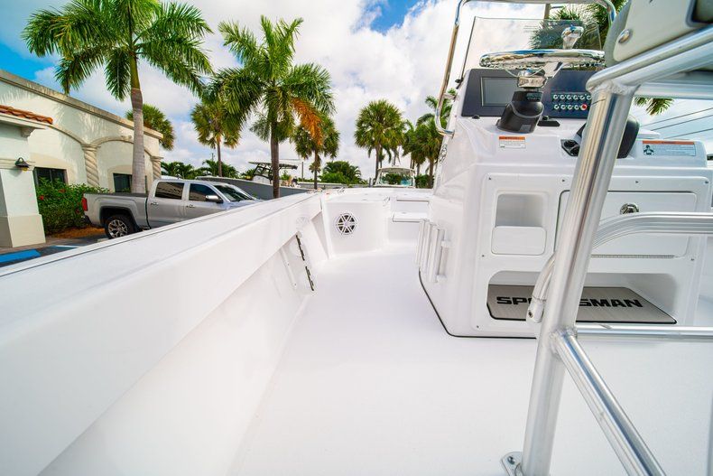 Thumbnail 16 for New 2020 Sportsman Masters 207 Bay Boat boat for sale in Vero Beach, FL