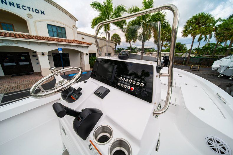 Thumbnail 18 for New 2020 Sportsman Masters 207 Bay Boat boat for sale in Miami, FL