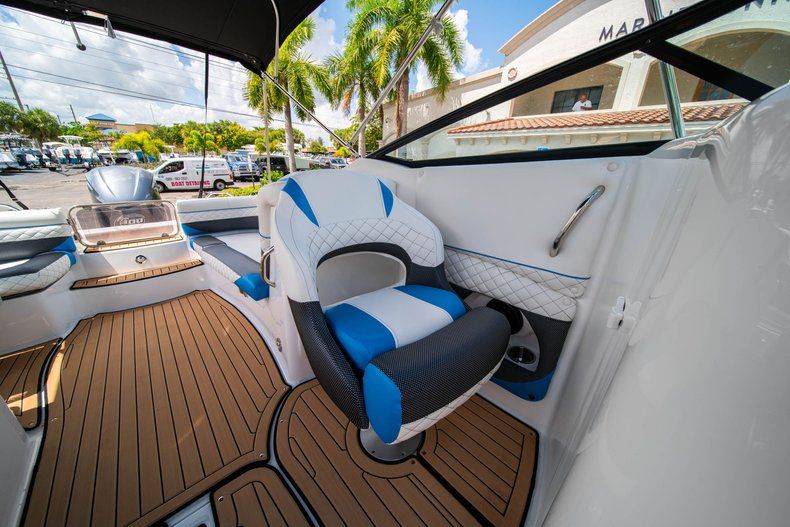 Thumbnail 25 for New 2019 Hurricane SD 2690 OB boat for sale in West Palm Beach, FL