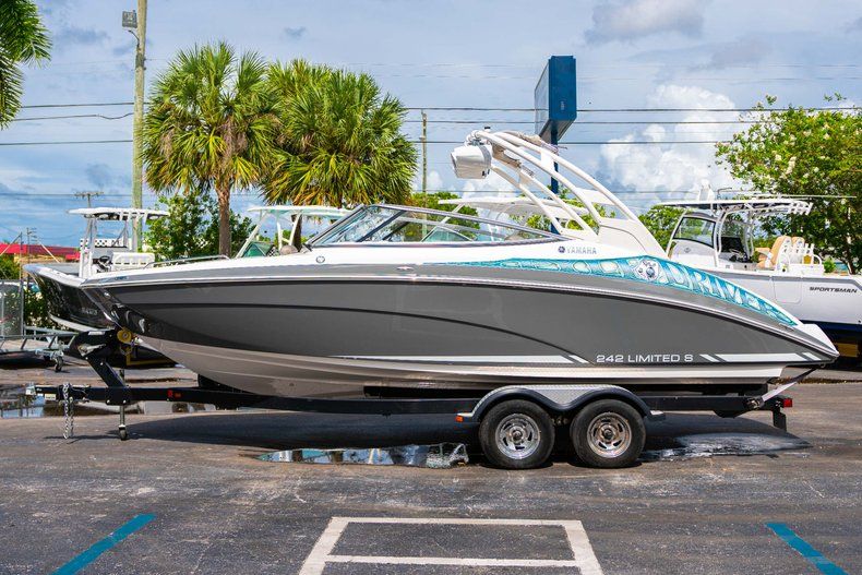 Thumbnail 4 for Used 2015 Yamaha 242 Limited S boat for sale in West Palm Beach, FL