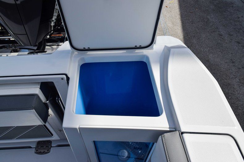 Thumbnail 13 for New 2019 Blackfin 272CC Center Console boat for sale in Fort Lauderdale, FL