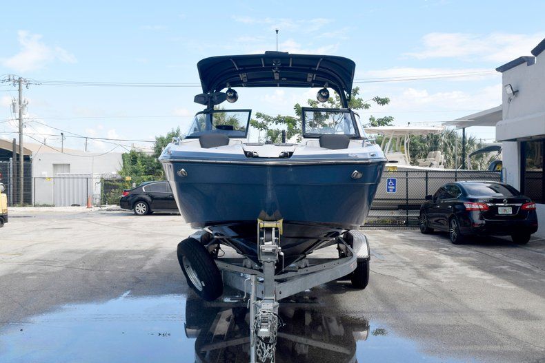 Thumbnail 2 for Used 2018 Yamaha 242 LIMITED S E-SERIES boat for sale in Fort Lauderdale, FL