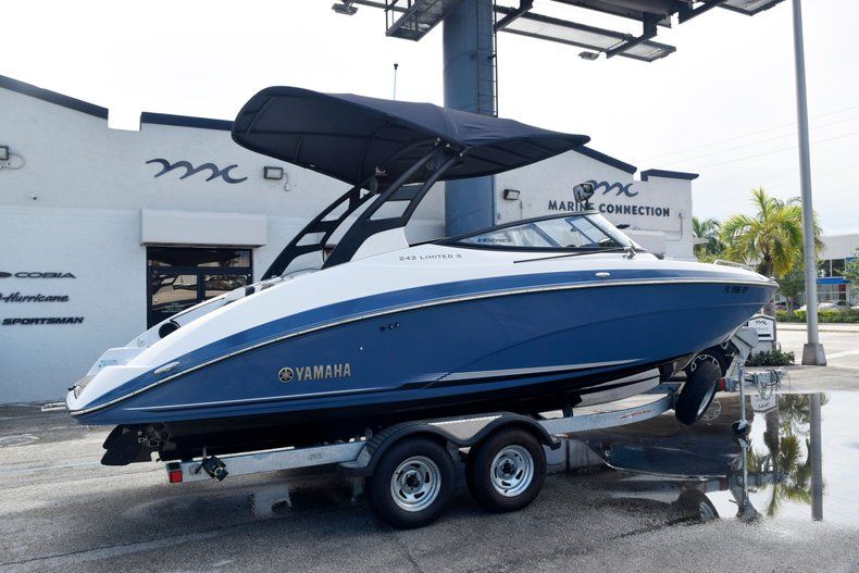 Thumbnail 5 for Used 2018 Yamaha 242 LIMITED S E-SERIES boat for sale in Fort Lauderdale, FL