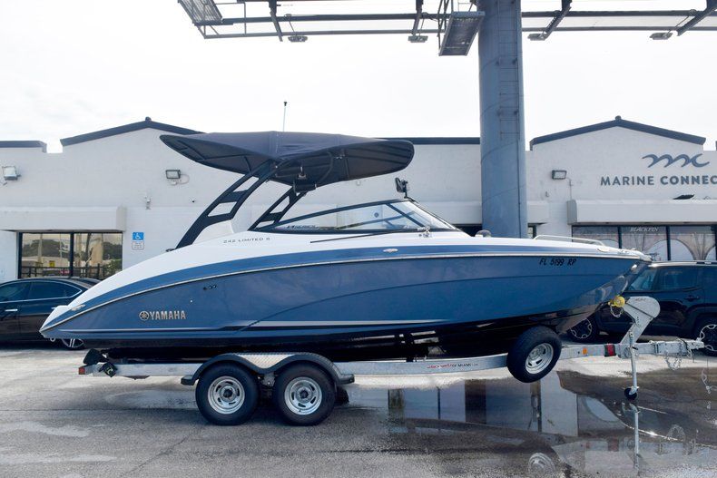 Thumbnail 4 for Used 2018 Yamaha 242 LIMITED S E-SERIES boat for sale in Fort Lauderdale, FL