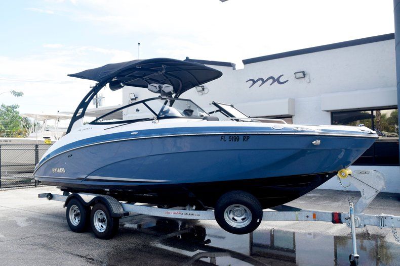 Thumbnail 3 for Used 2018 Yamaha 242 LIMITED S E-SERIES boat for sale in Fort Lauderdale, FL