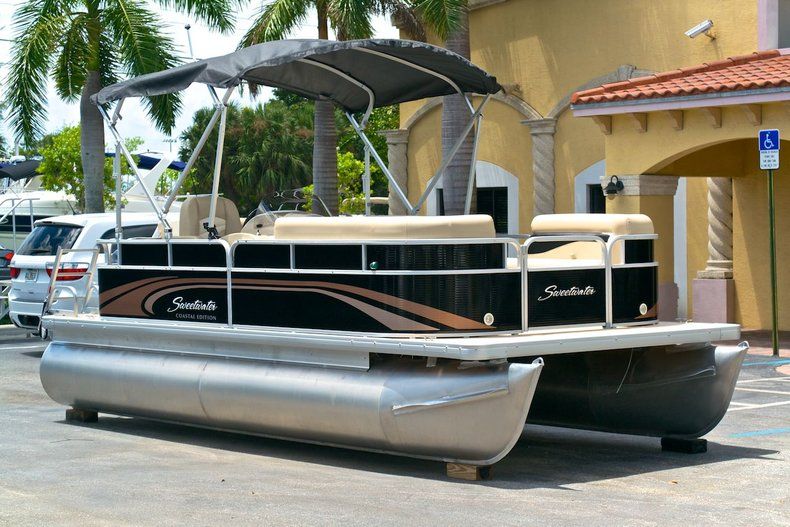 Thumbnail 1 for New 2014 Sweetwater 2086 Cruise 3 Gate boat for sale in West Palm Beach, FL