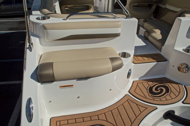 Thumbnail 11 for New 2016 Hurricane SunDeck SD 2486 OB boat for sale in West Palm Beach, FL
