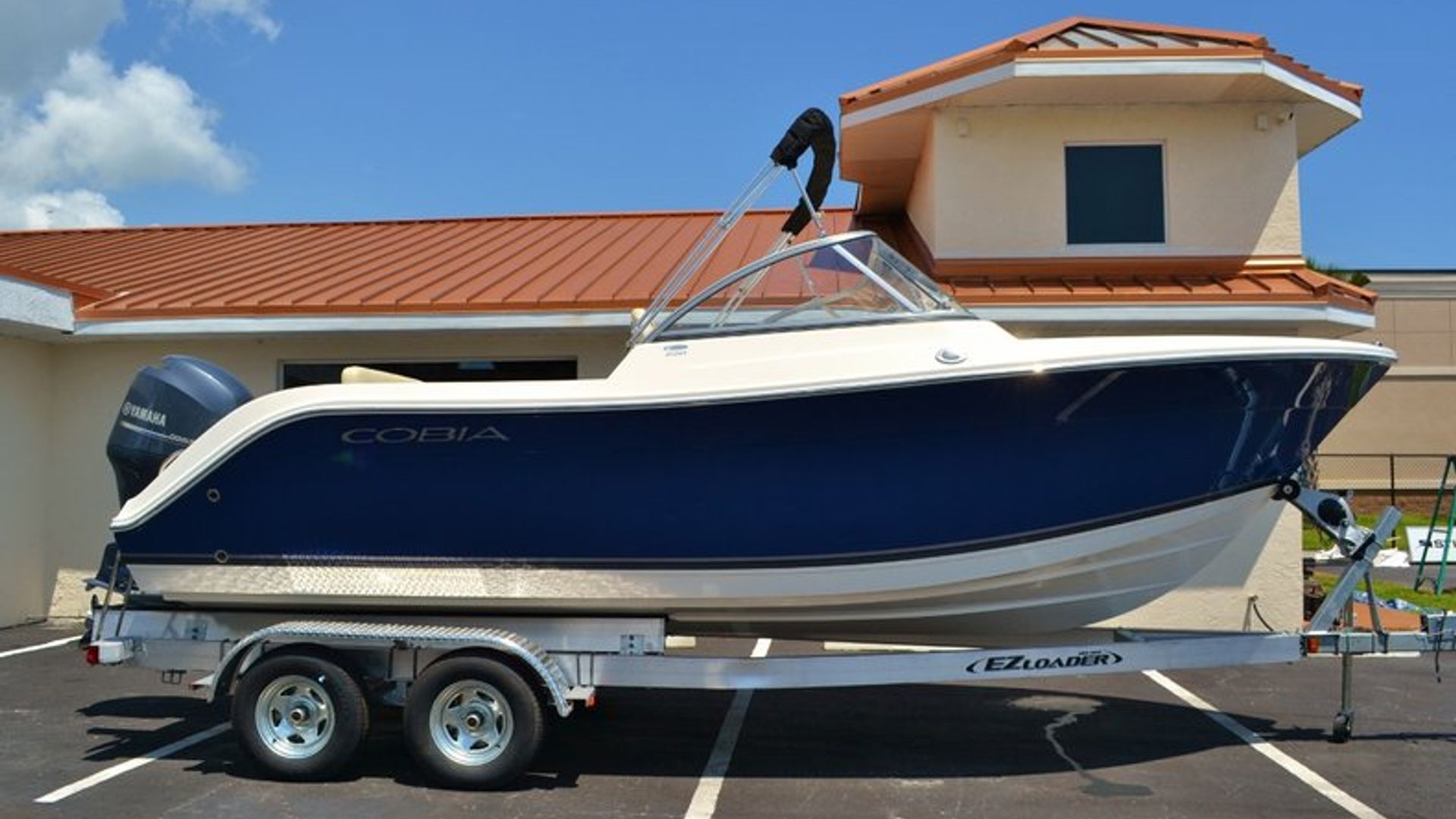 New 2015 Cobia 220 Dual Console #C001 image 2