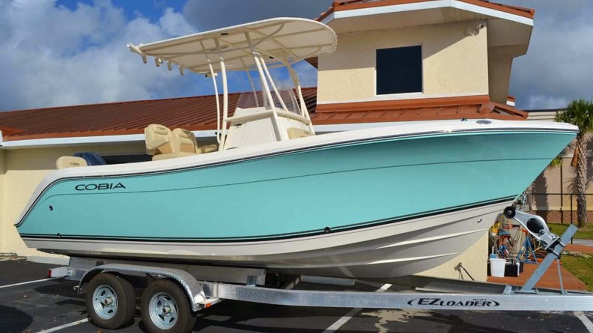 New 2015 Cobia 217 Center Console #R031 image 1