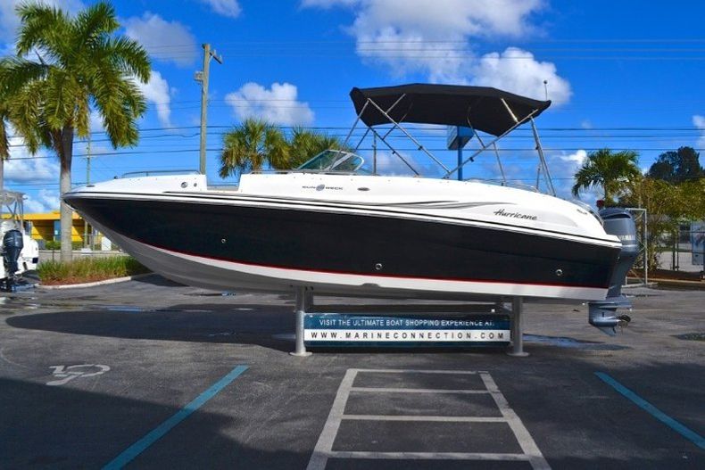 Thumbnail 4 for New 2013 Hurricane SunDeck SD 2700 OB boat for sale in West Palm Beach, FL