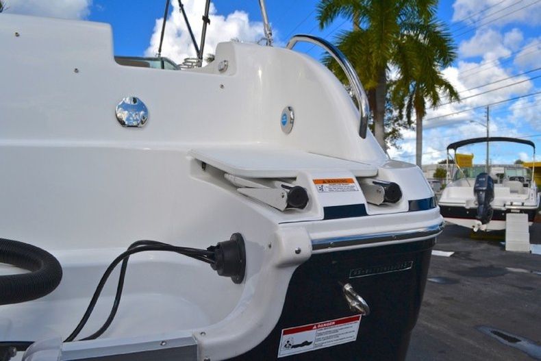 Thumbnail 18 for New 2013 Hurricane SunDeck SD 2700 OB boat for sale in West Palm Beach, FL