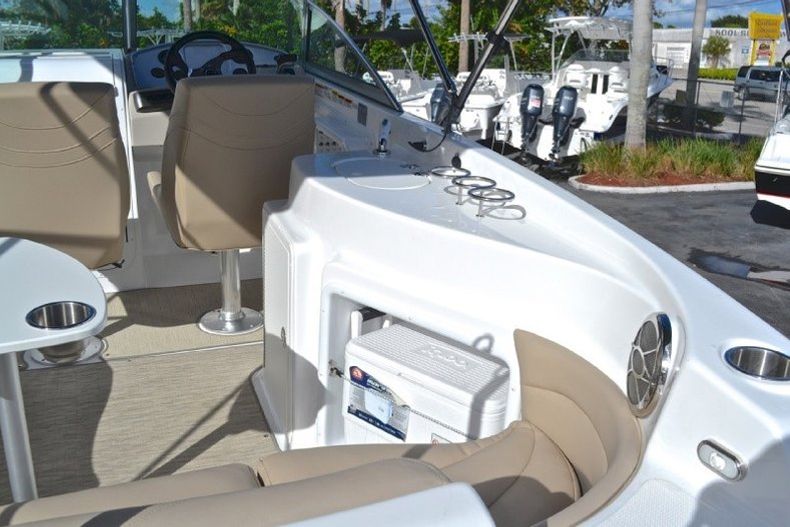 Thumbnail 28 for New 2013 Hurricane SunDeck SD 2700 OB boat for sale in West Palm Beach, FL