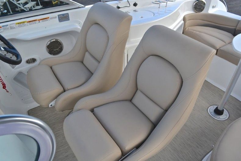 Thumbnail 57 for New 2013 Hurricane SunDeck SD 2700 OB boat for sale in West Palm Beach, FL