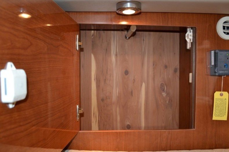 Thumbnail 73 for Used 2006 Regal 2565 Window Express boat for sale in West Palm Beach, FL